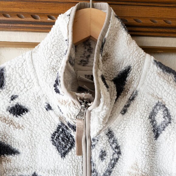 The North Face Women’s Sz L Campshire Sherpa Fleece Vest Aztec Print Cozy Zip-Up - Picture 3 of 10